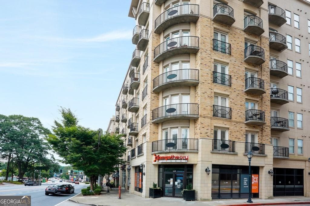 1 bedroom, 1 bathroom, 852 sq ft condominium for sale at 2277 Peachtree Road 408, Atlanta, GA 30309 — photo 1 of 16