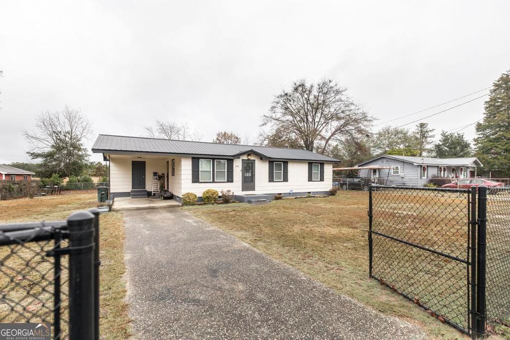 3 bedroom, 1 bathroom, 936 sq ft single family residence for sale at 195 Wimberly Drive, Jeffersonville, GA 31044