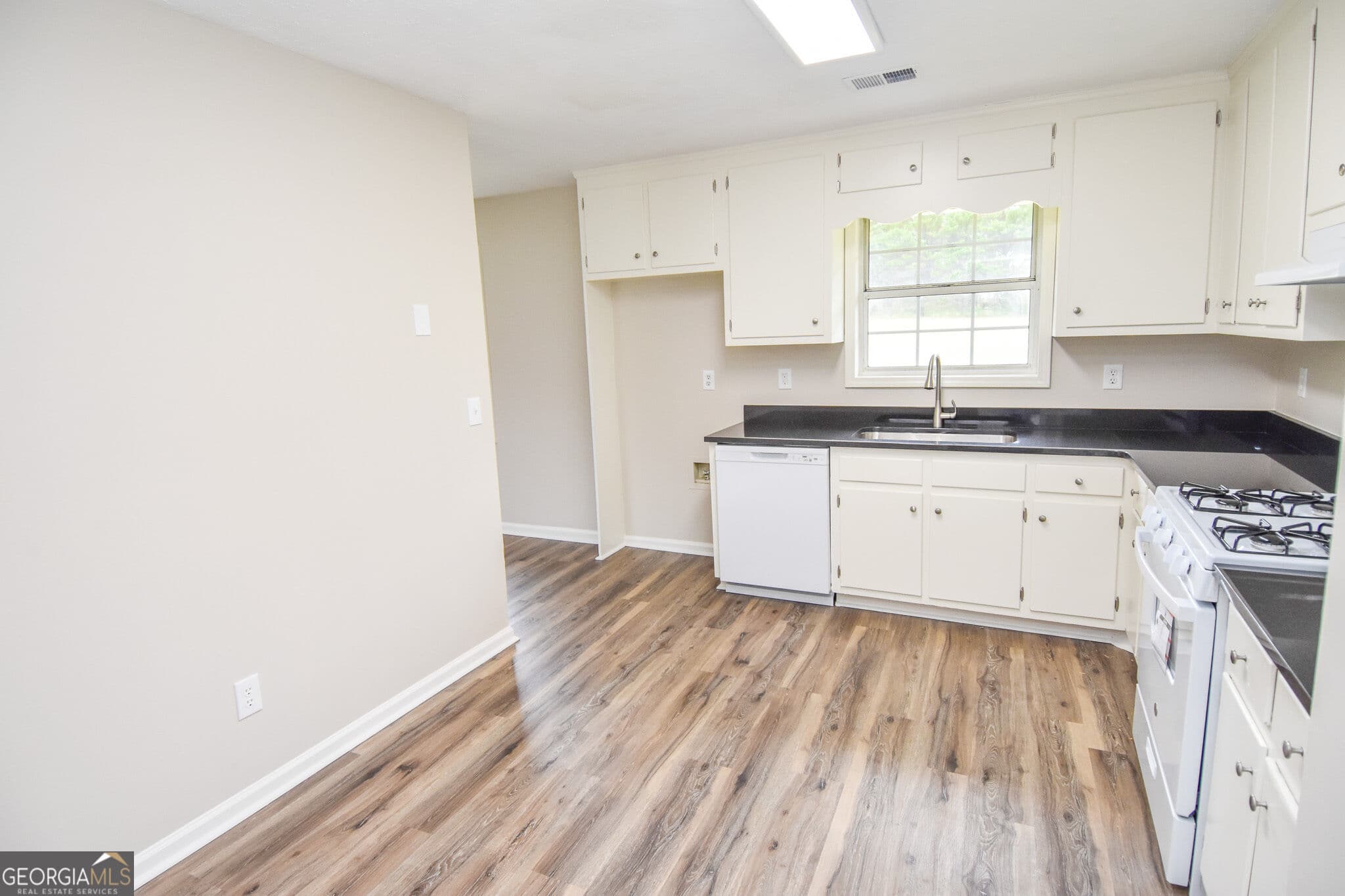 3 bedroom, 2 bathroom, 1,296 sq ft single family residence for sale at 111 Meadowview Lane, Williamson, GA 30292 — photo 9