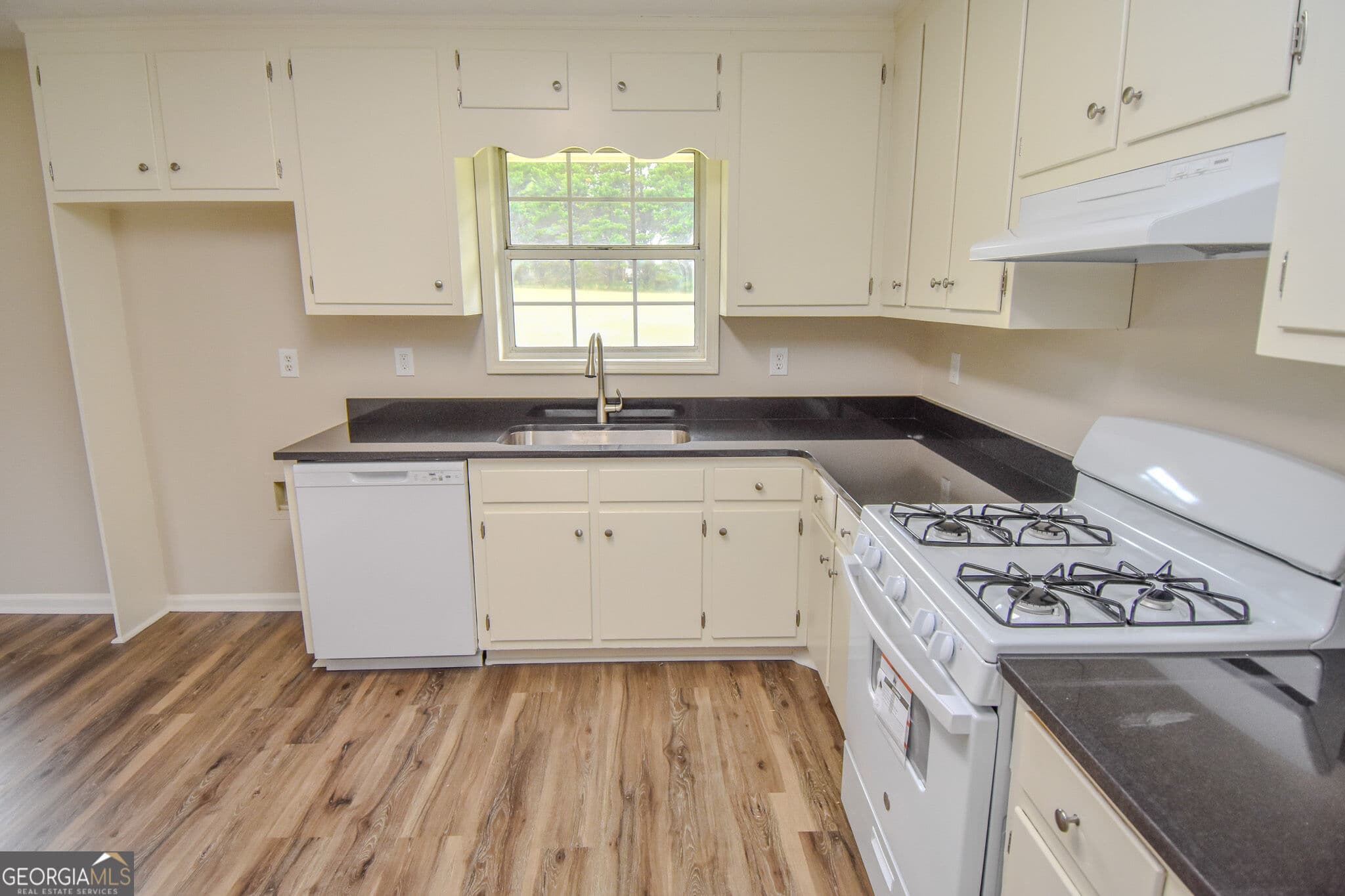3 bedroom, 2 bathroom, 1,296 sq ft single family residence for sale at 111 Meadowview Lane, Williamson, GA 30292 — photo 10