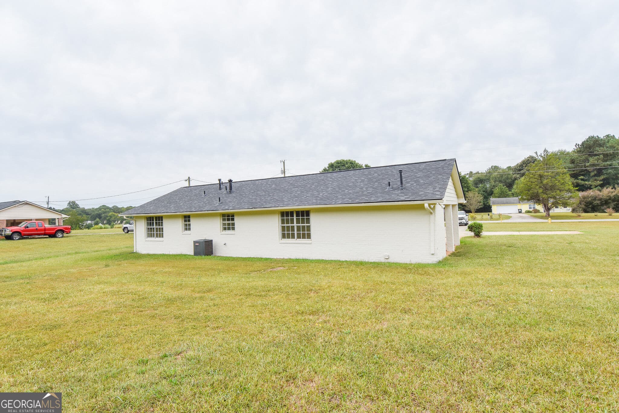3 bedroom, 2 bathroom, 1,296 sq ft single family residence for sale at 111 Meadowview Lane, Williamson, GA 30292 — photo 4