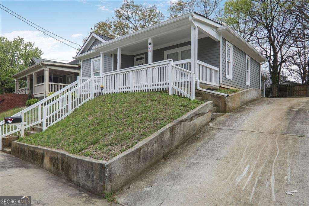 4 bedroom, 2 bathroom, 1,755 sq ft single family residence for sale at 652 Hugh Street, Atlanta, GA 30310 — photo 2