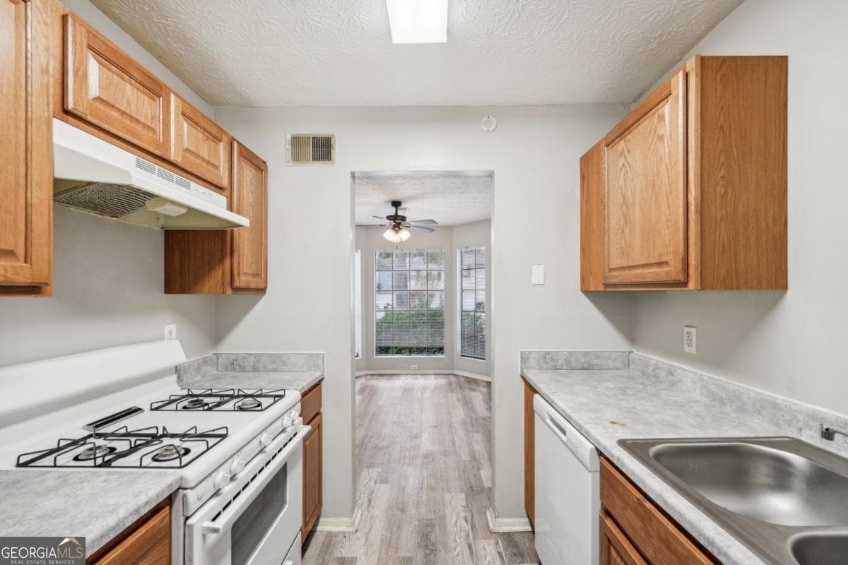 3 bedroom, 2 bathroom, 1,466 sq ft townhouse for sale at 703 Pine Tree Trail, Atlanta, GA 30349 — photo 4