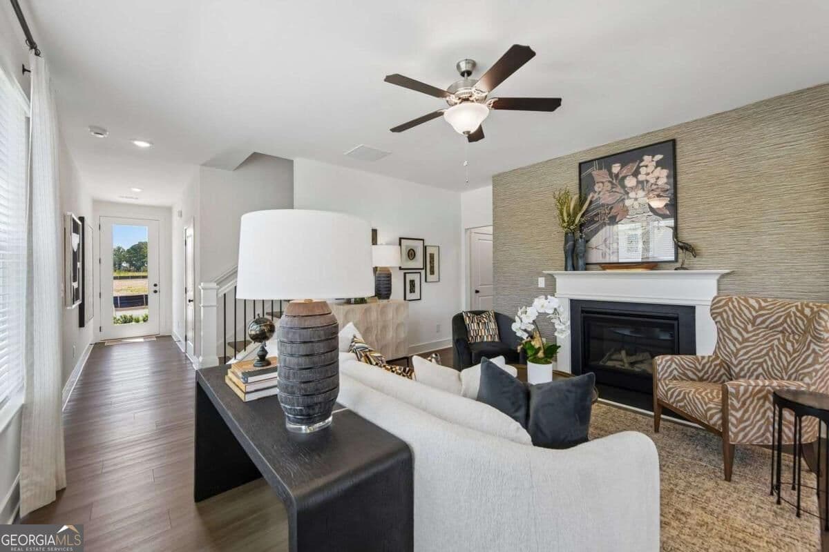 3 bedroom, 2.5 bathroom, 1,745 sq ft townhouse for sale at 222 Foxtrot Avenue 750, Hoschton, GA 30548 — photo 4