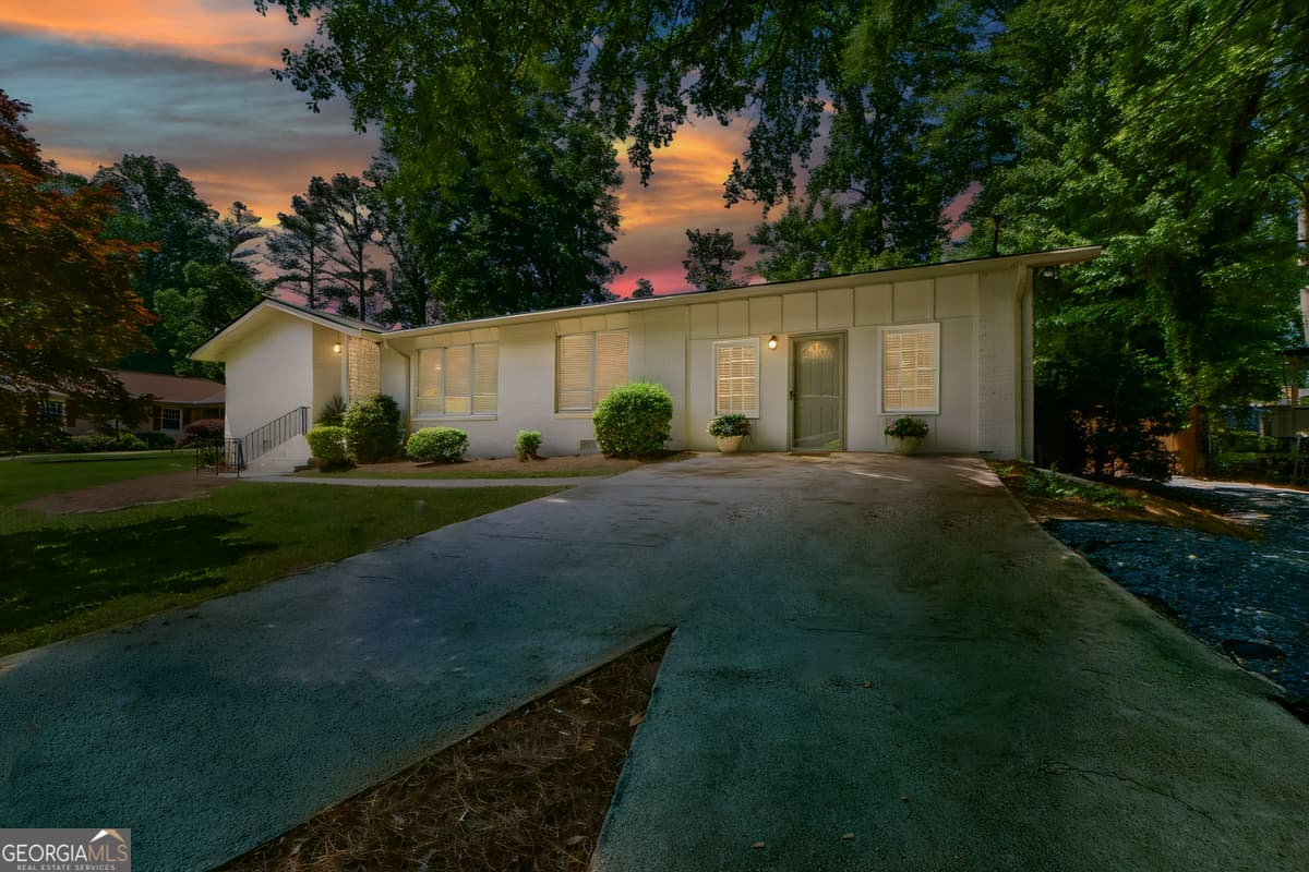 4 bedroom, 3 bathroom, 2,142 sq ft single family residence for sale at 2801 Sagamore Hill Drive, Marietta, GA 30067 — photo 2