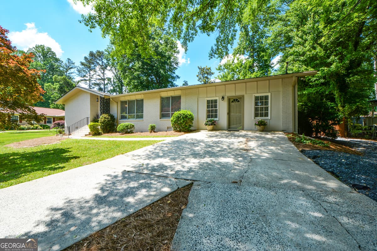 4 bedroom, 3 bathroom, 2,142 sq ft single family residence for sale at 2801 Sagamore Hill Drive, Marietta, GA 30067 — photo 3