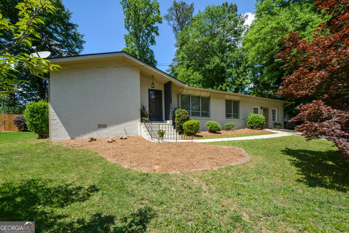 4 bedroom, 3 bathroom, 2,142 sq ft single family residence for sale at 2801 Sagamore Hill Drive, Marietta, GA 30067 — photo 5