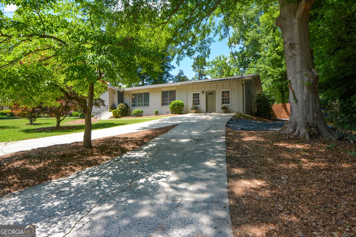 4 bedroom, 3 bathroom, 2,142 sq ft single family residence for sale at 2801 Sagamore Hill Drive, Marietta, GA 30067 — photo 4