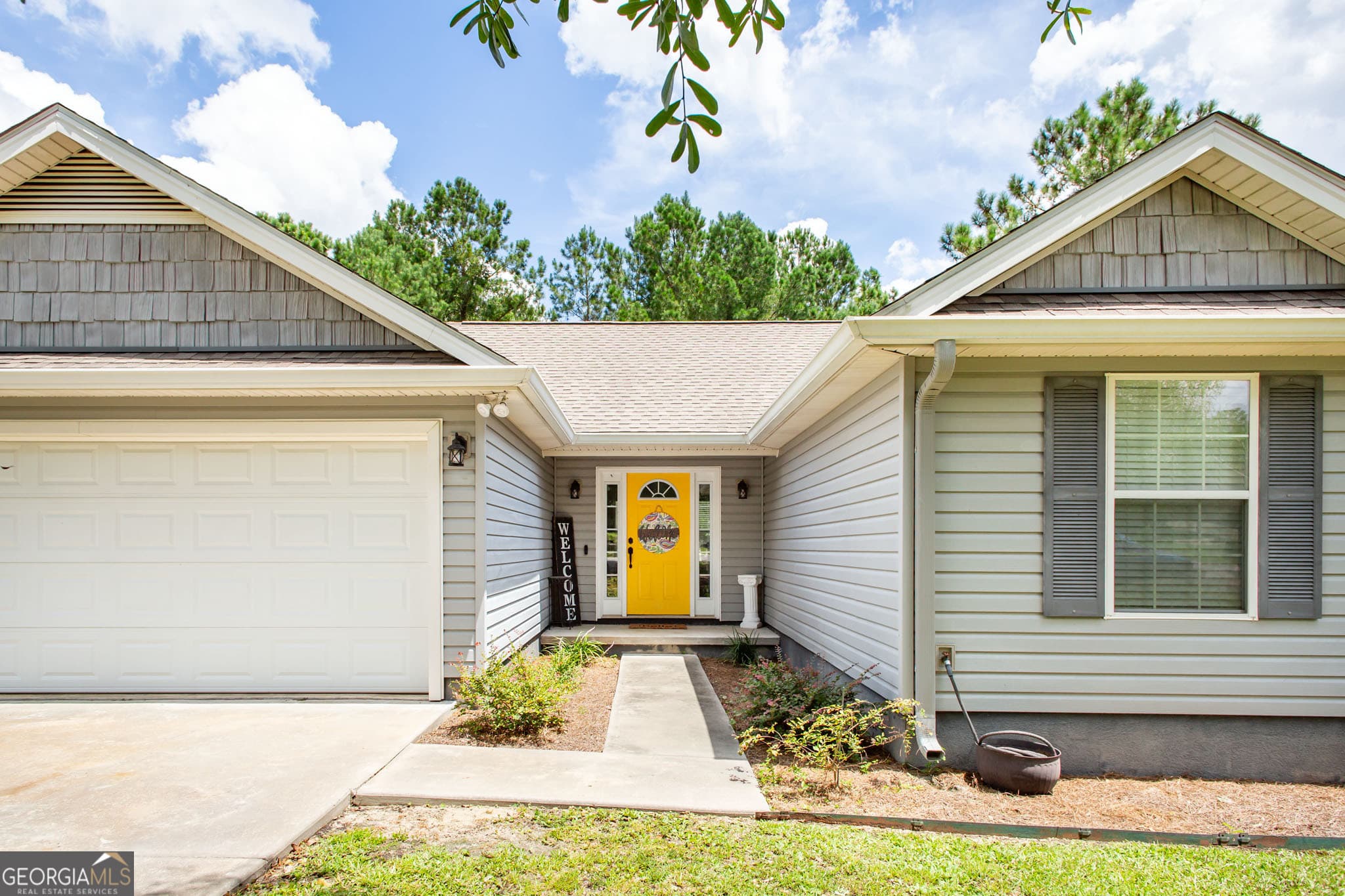 3 bedroom, 2 bathroom, 1,420 sq ft single family residence sold at 903 Azalea Street, Blackshear, GA 31516