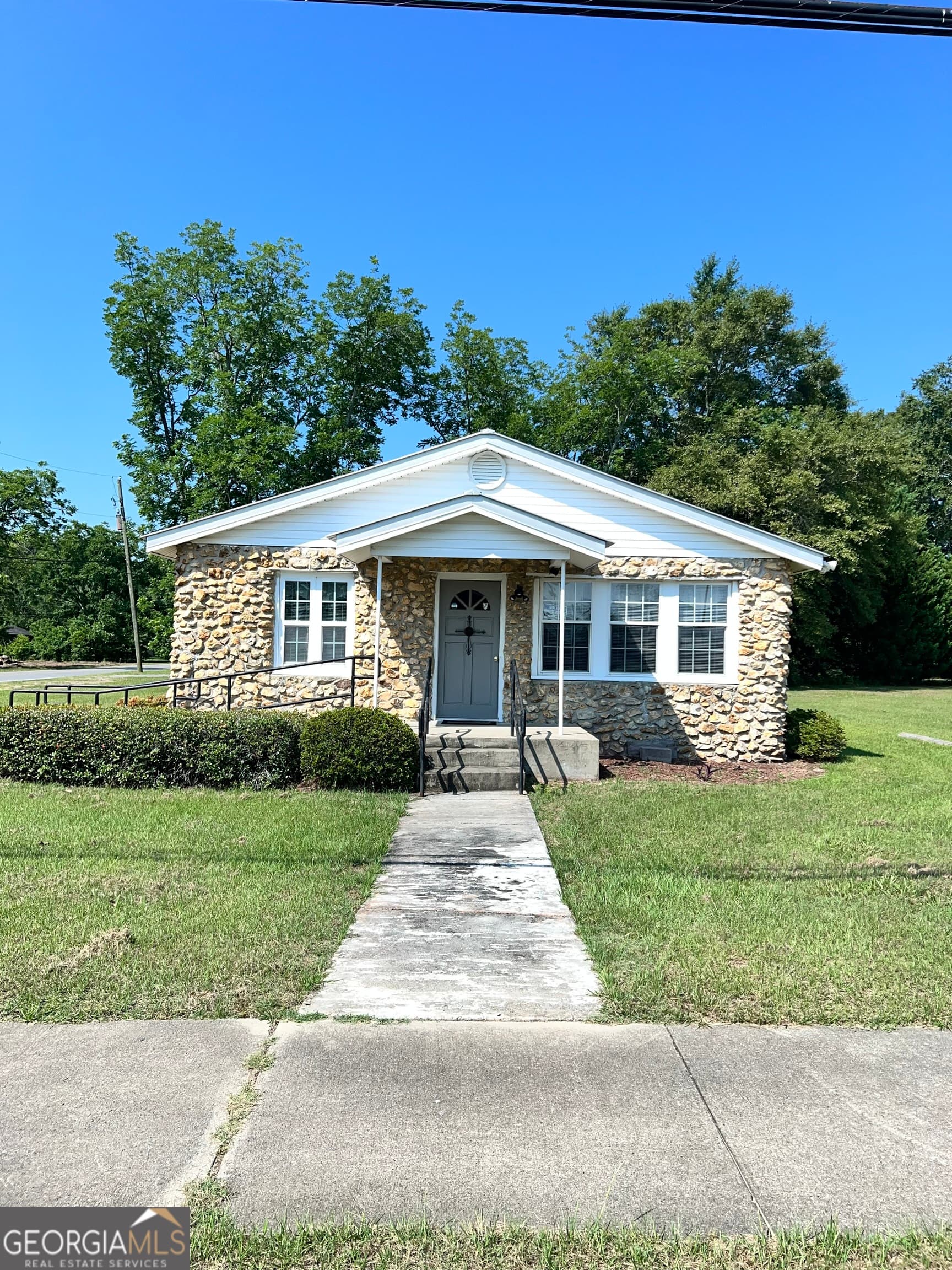 1 bedroom, 2 bathroom, 1,568 sq ft single family residence for sale at 121 Coleman Avenue, East Dublin, GA 31027 — photo 1 of 47