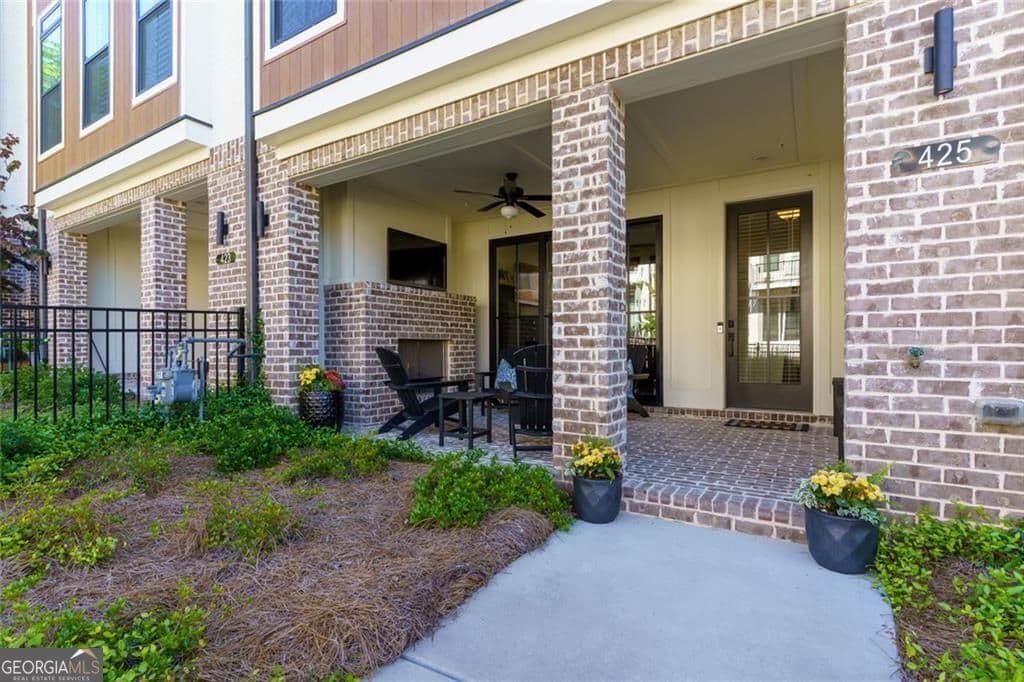 3 bedroom, 2.5 bathroom, 2,201 sq ft townhouse for sale at 425 Olmstead Way, Alpharetta, GA 30022 — photo 2