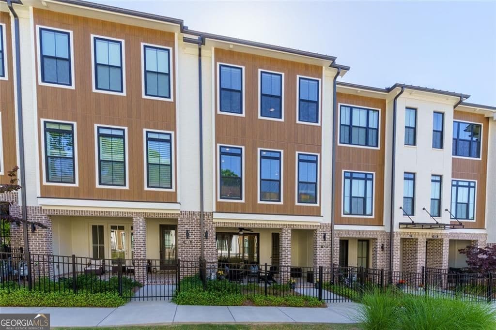 3 bedroom, 2.5 bathroom, 2,201 sq ft townhouse for sale at 425 Olmstead Way, Alpharetta, GA 30022 — photo 1 of 39