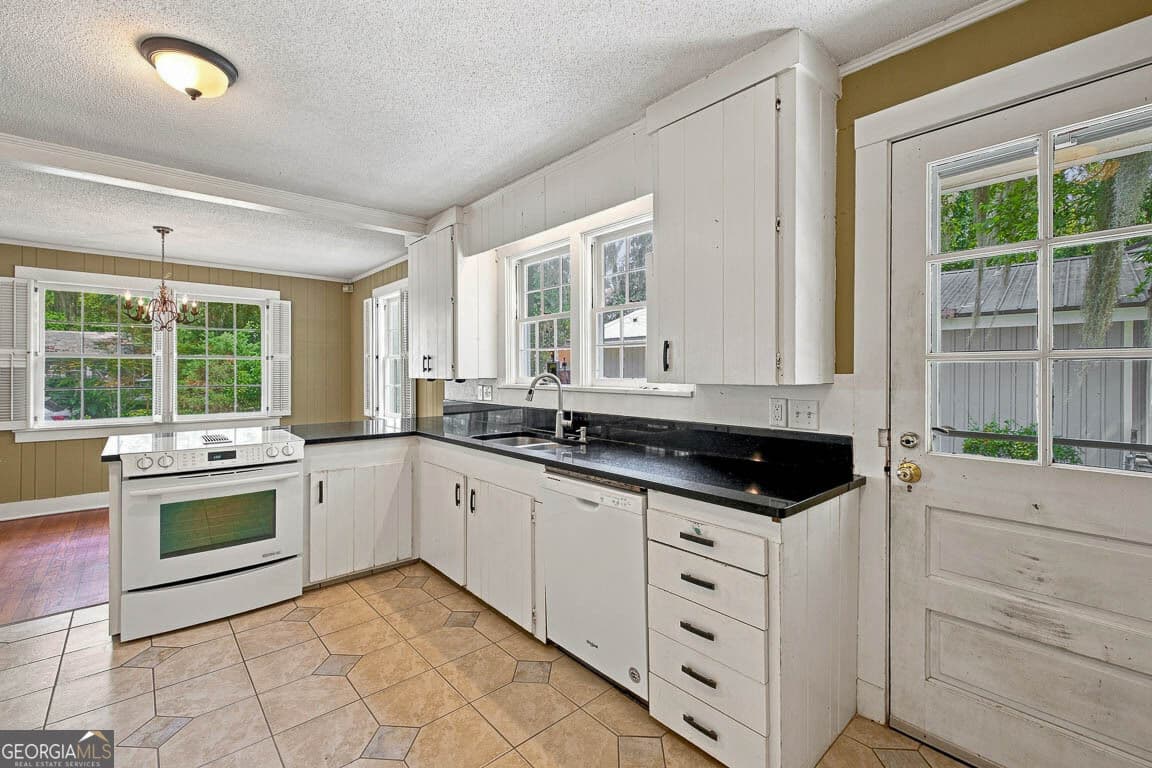 3 bedroom, 1.5 bathroom, 1,312 sq ft single family residence under contract at 1222 Pine Avenue, Brunswick, GA 31520 — photo 3