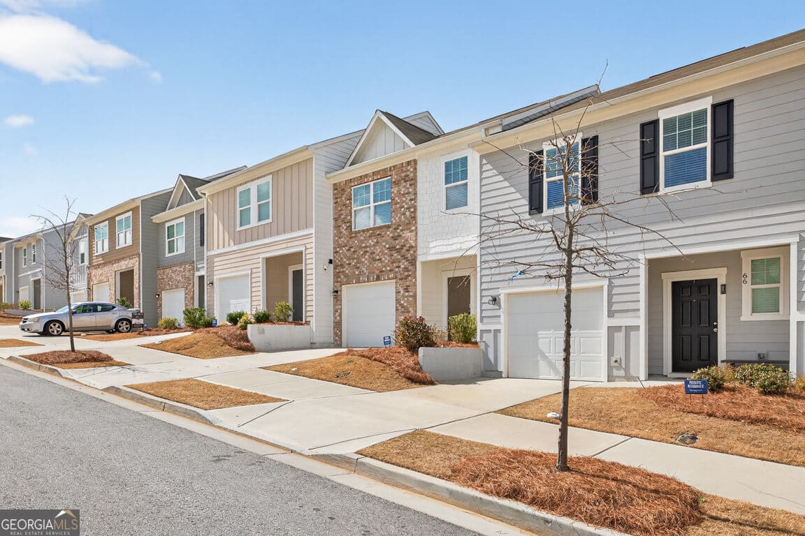 3 bedroom, 2.5 bathroom, 1,421 sq ft townhouse for sale at 64 Thetford Way, Winder, GA 30680 — photo 2