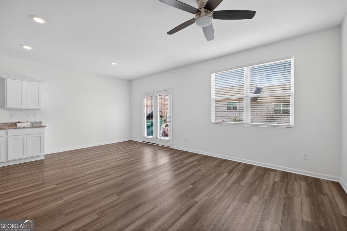 3 bedroom, 2.5 bathroom, 1,421 sq ft townhouse for sale at 64 Thetford Way, Winder, GA 30680 — photo 6