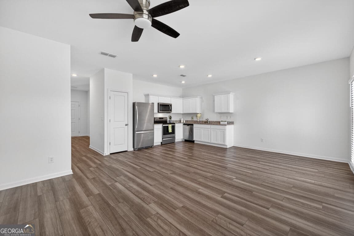 3 bedroom, 2.5 bathroom, 1,421 sq ft townhouse for sale at 64 Thetford Way, Winder, GA 30680 — photo 5