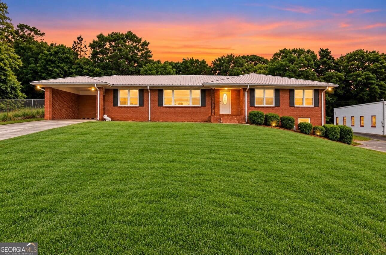 3 bedroom, 2 bathroom, 1,980 sq ft single family residence for sale at 3201 HWY 17 ALT, Toccoa, GA 30577 — photo 2
