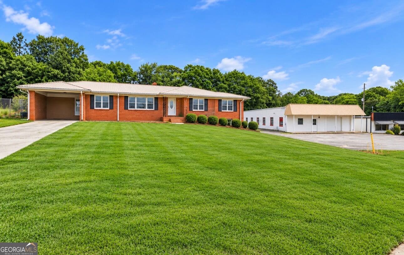 3 bedroom, 2 bathroom, 1,980 sq ft single family residence for sale at 3201 HWY 17 ALT, Toccoa, GA 30577 — photo 1 of 83