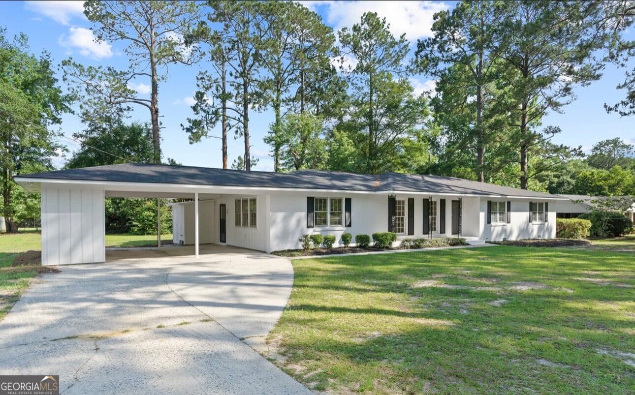 3 bedroom, 2 bathroom, 2,502 sq ft single family residence for sale at 223 Brookwood Drive, Dublin, GA 31021 — photo 2