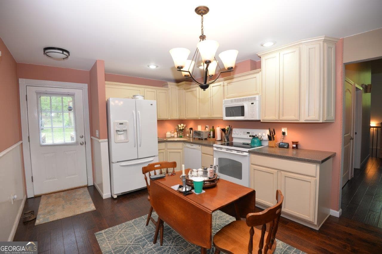 3 bedroom, 2.5 bathroom, 1,740 sq ft single family residence for sale at 304 Anchor Pointe Drive, Eatonton, GA 31024 — photo 6