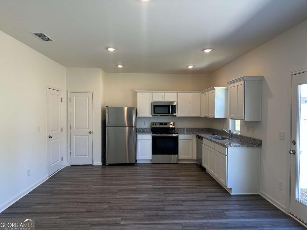 4 bedroom, 2.5 bathroom single family residence for sale at 9 Norwalk Lane, Dallas, GA 30157 — photo 4