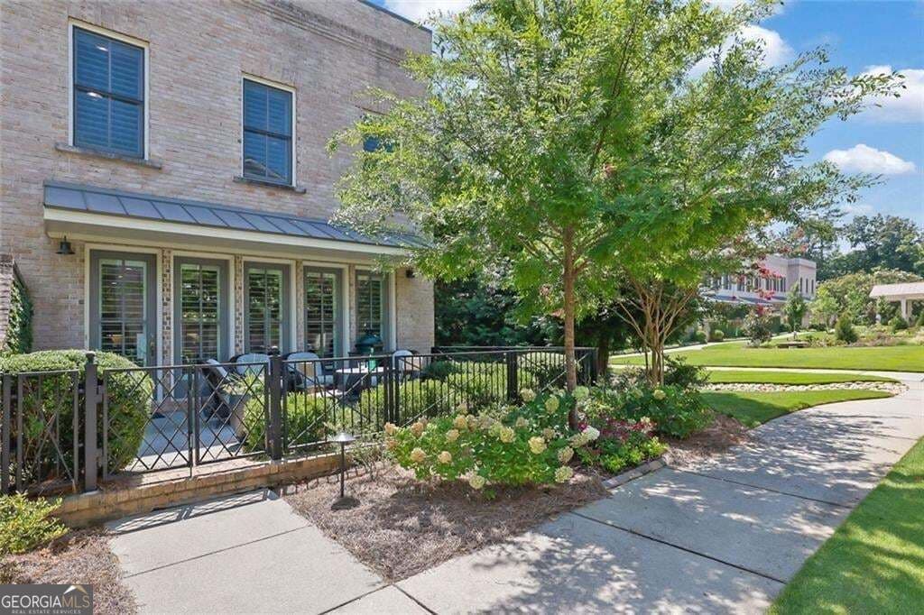 3 bedroom, 3.5 bathroom, 3,643 sq ft townhouse for sale at 150 Forrest Alley, Roswell, GA 30075 — photo 3