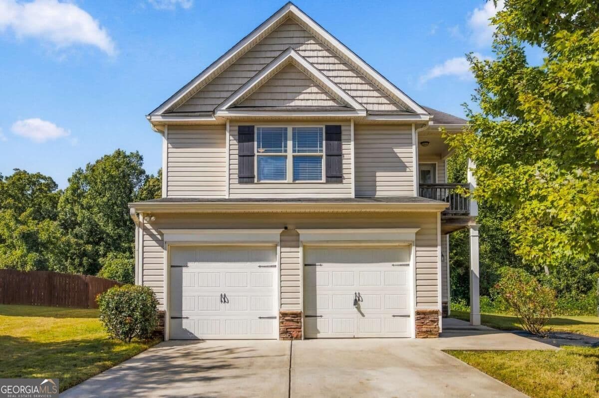 3 bedroom, 2.5 bathroom, 2,116 sq ft single family residence for sale at 7113 Creeksong Drive, Douglasville, GA 30134 — photo 1 of 34