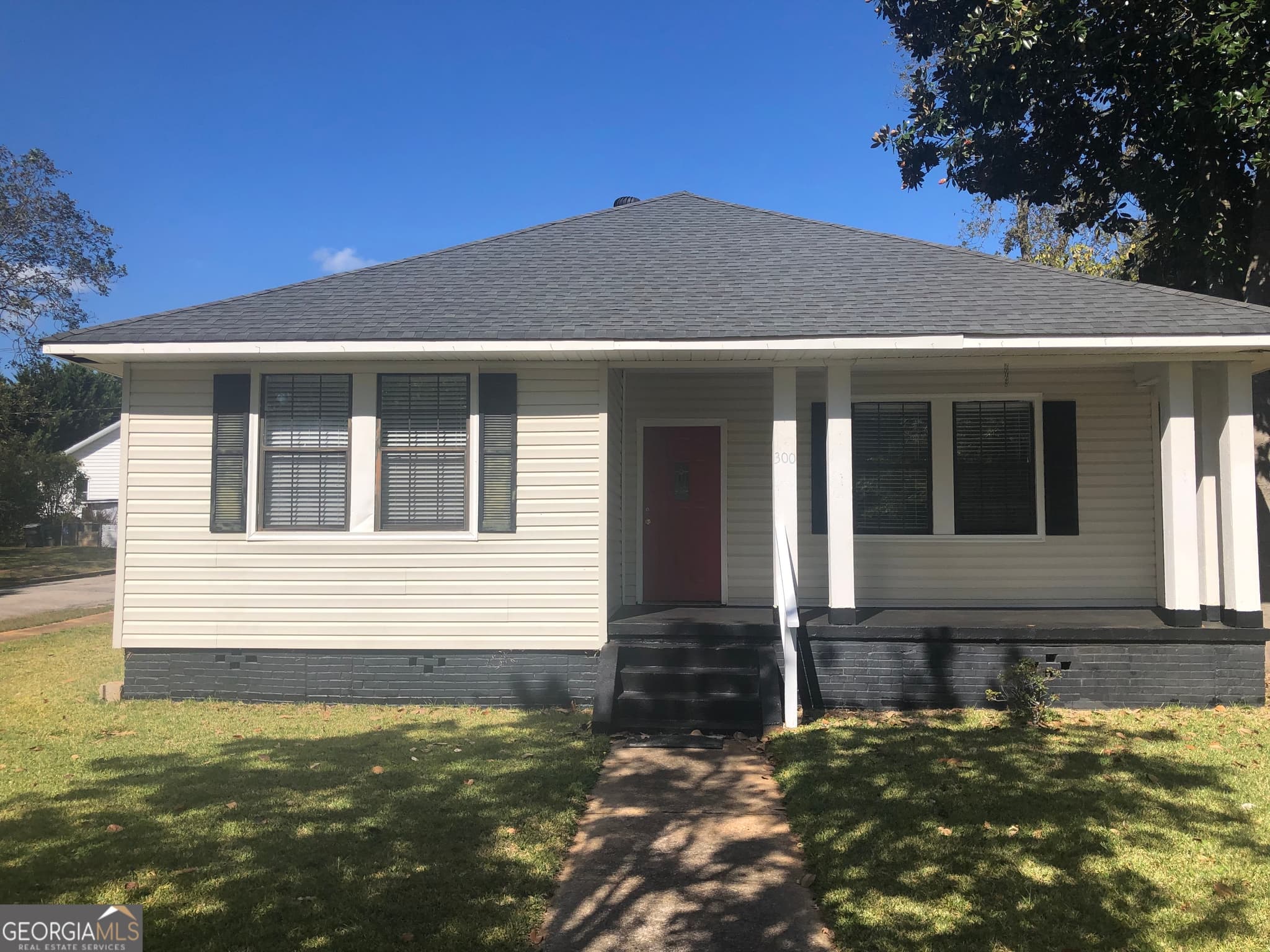 3 bedroom, 1 bathroom, 1,343 sq ft single family residence for sale at 300 Fourth Avenue, Thomaston, GA 30286 — photo 1 of 27