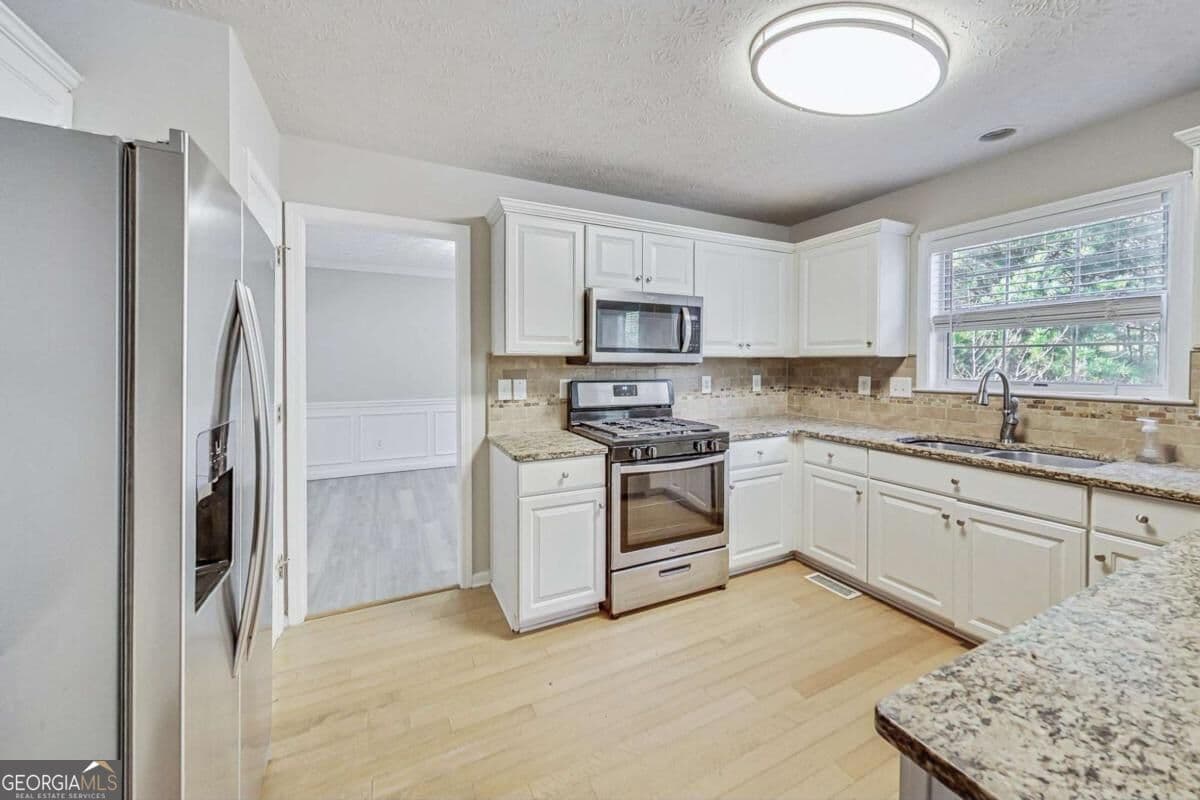 4 bedroom, 2.5 bathroom, 2,530 sq ft single family residence for rent at 326 Canterbury Plac Drive, Suwanee, GA 30024 for $3,000 a month — photo 6