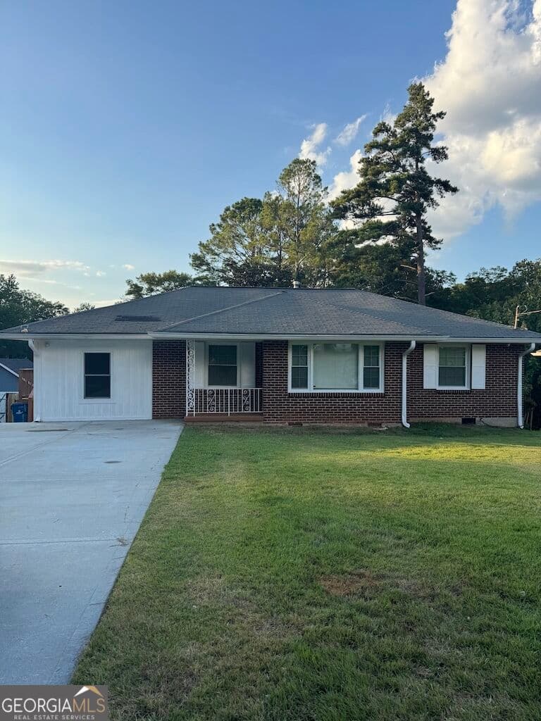 4 bedroom, 2 bathroom, 1,650 sq ft single family residence for sale at 3067 Barksdale Circle, East Point, GA 30344 — photo 3