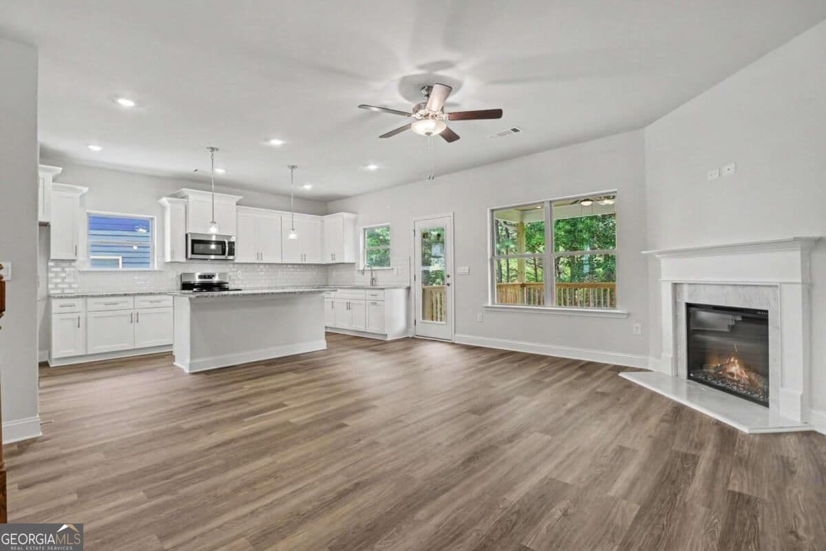 6 bedroom, 4.5 bathroom, 3,681 sq ft single family residence for sale at 426 Magnolia Grove Place, Cornelia, GA 30531 — photo 6
