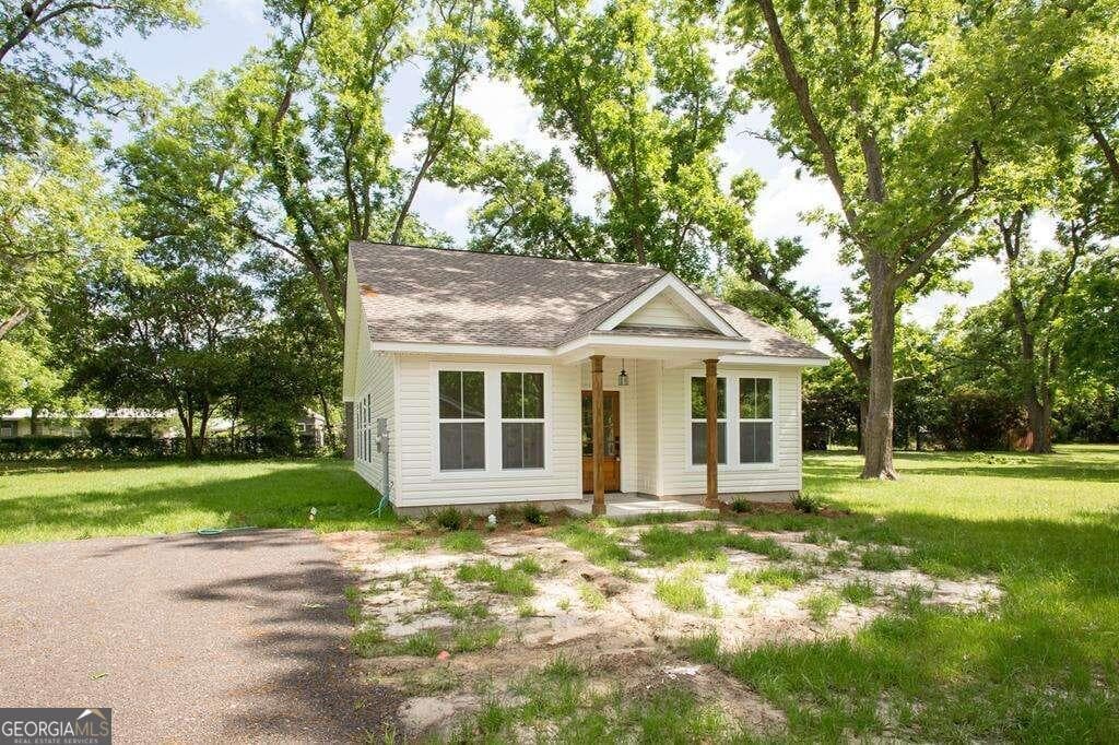 3 bedroom, 2 bathroom, 1,171 sq ft single family residence sold at 324 Walker Street, Blackshear, GA 31516