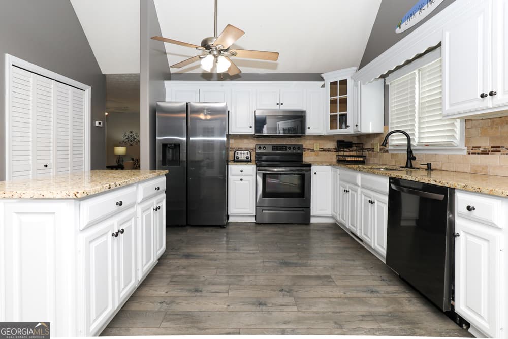 3 bedroom, 2 bathroom, 1,468 sq ft single family residence under contract at 504 Rue Chalet, Lavonia, GA 30553 — photo 3