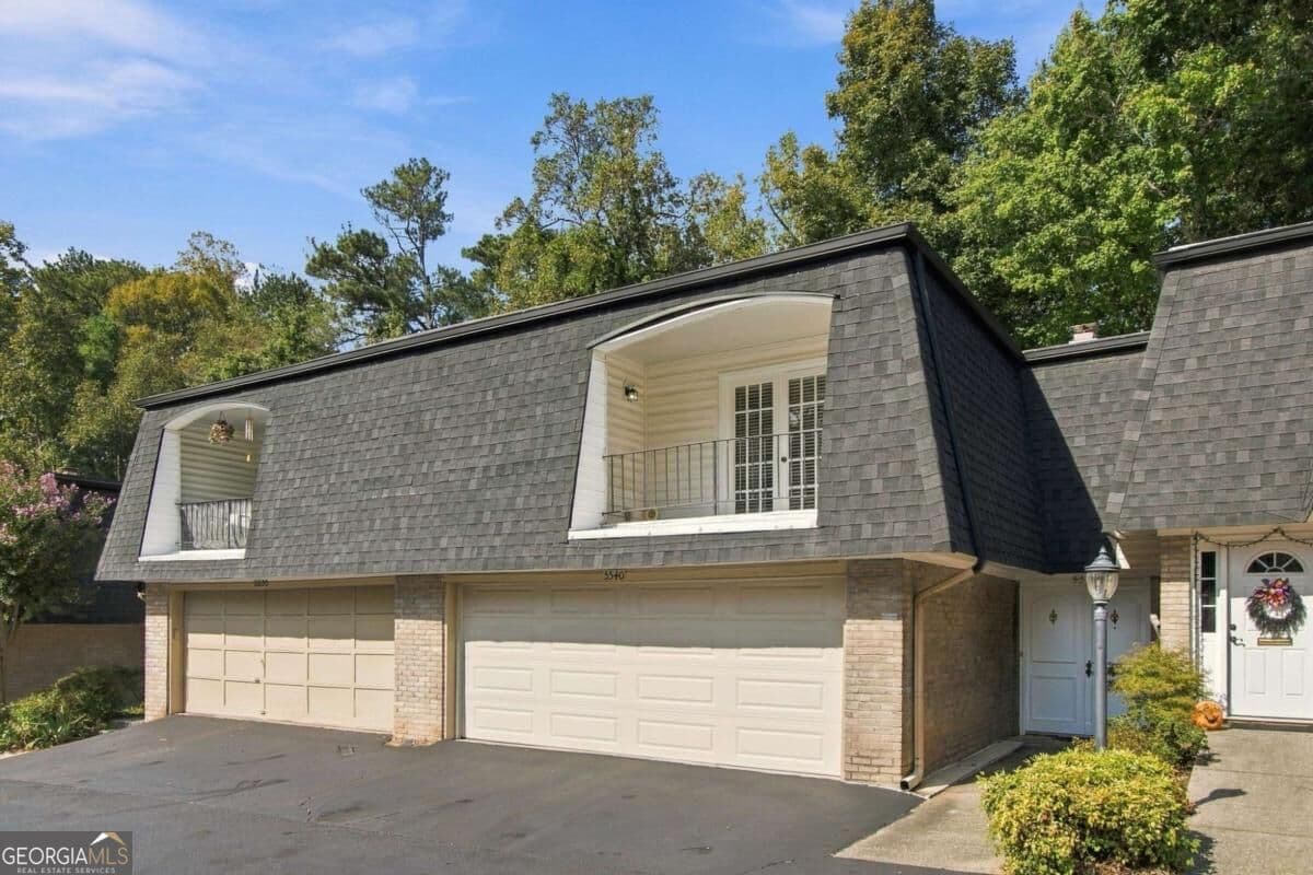 3 bedroom, 2.5 bathroom, 2,138 sq ft townhouse for sale at 5540 Chemin De Vie, Sandy Springs, GA 30342 — photo 2