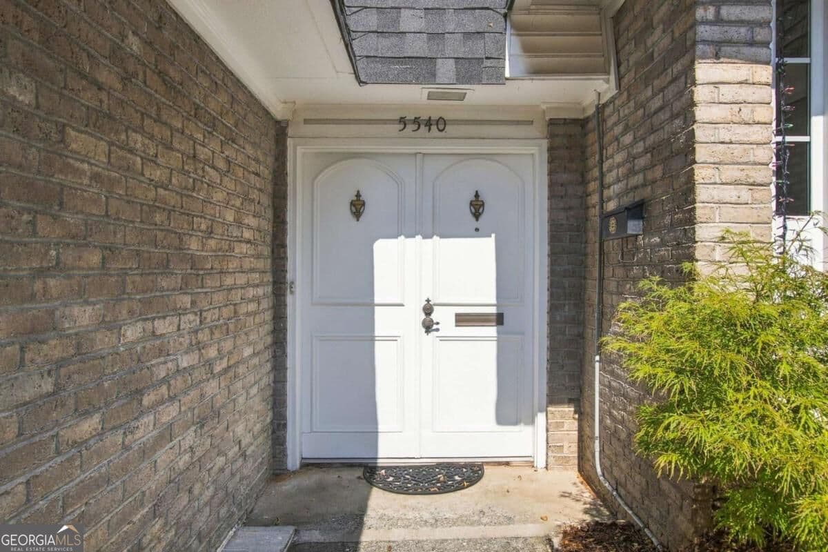 3 bedroom, 2.5 bathroom, 2,138 sq ft townhouse for sale at 5540 Chemin De Vie, Sandy Springs, GA 30342 — photo 3