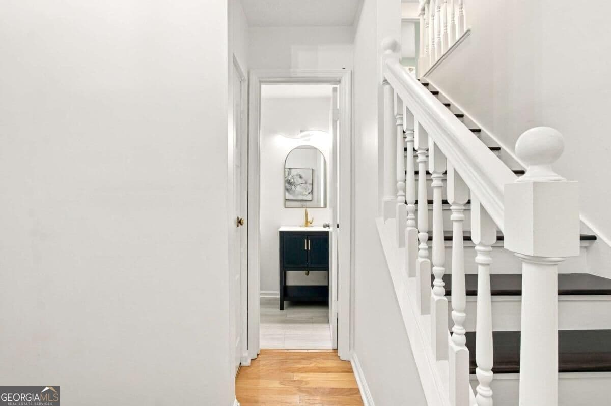 3 bedroom, 2.5 bathroom, 2,138 sq ft townhouse for sale at 5540 Chemin De Vie, Sandy Springs, GA 30342 — photo 5