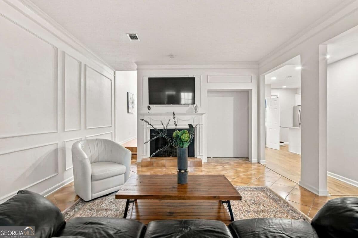 3 bedroom, 2.5 bathroom, 2,138 sq ft townhouse for sale at 5540 Chemin De Vie, Sandy Springs, GA 30342 — photo 9