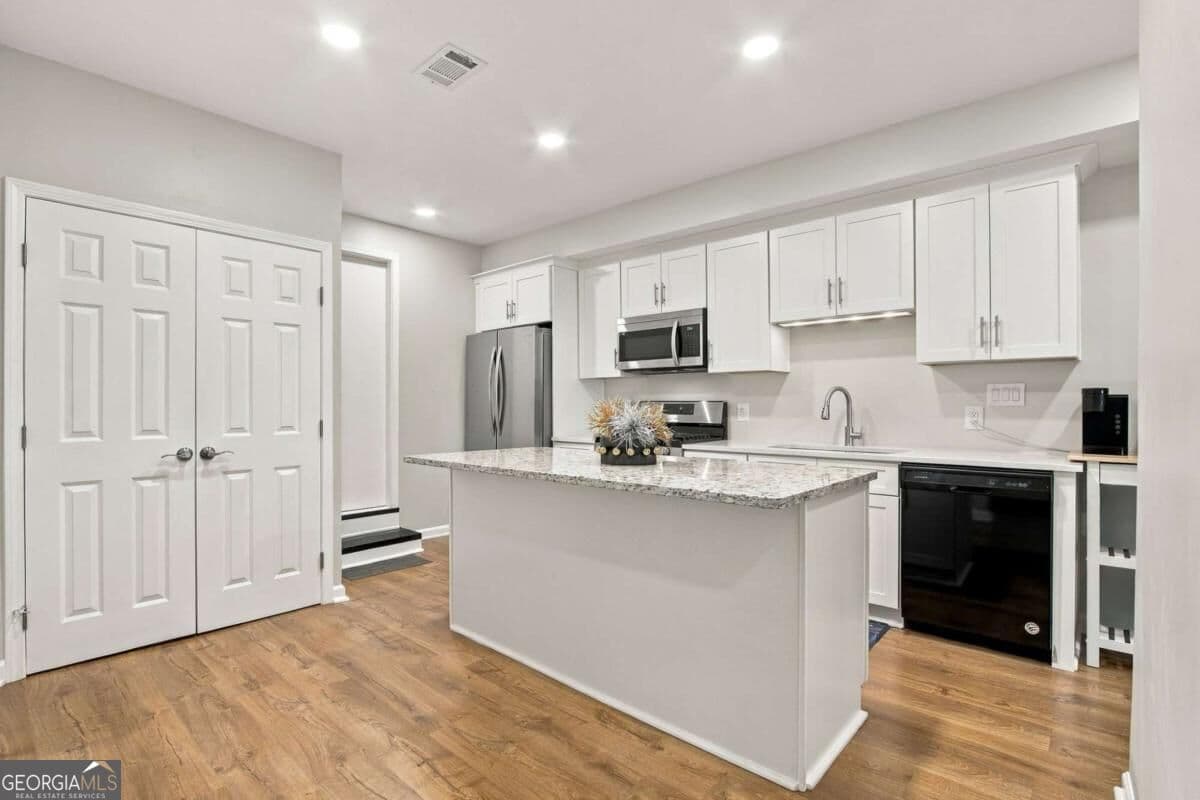 3 bedroom, 2.5 bathroom, 2,138 sq ft townhouse for sale at 5540 Chemin De Vie, Sandy Springs, GA 30342 — photo 10
