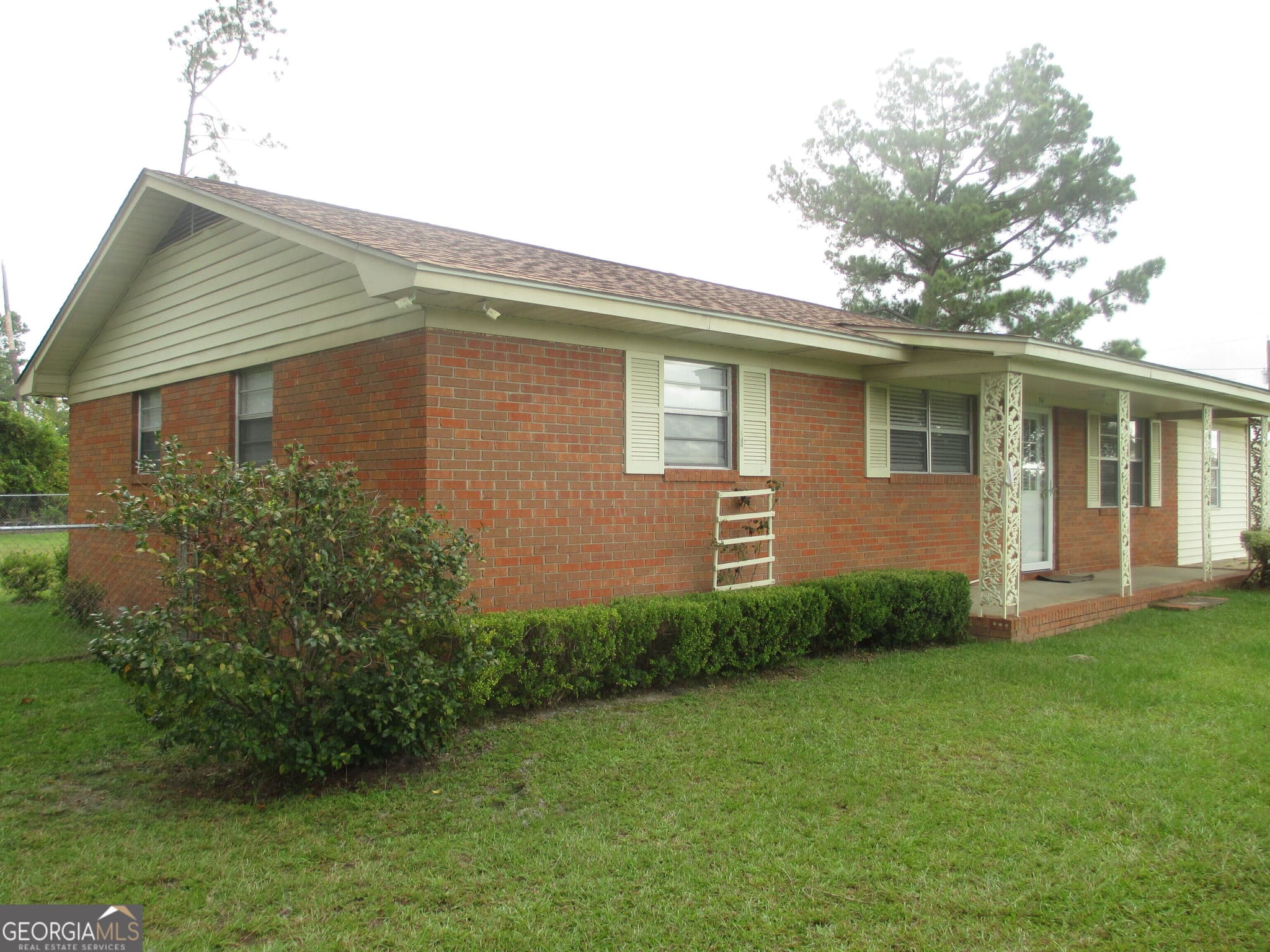 3 bedroom, 1.5 bathroom, 1,456 sq ft single family residence for sale at 94 S Miller Street, Hazlehurst, GA 31539 — photo 2