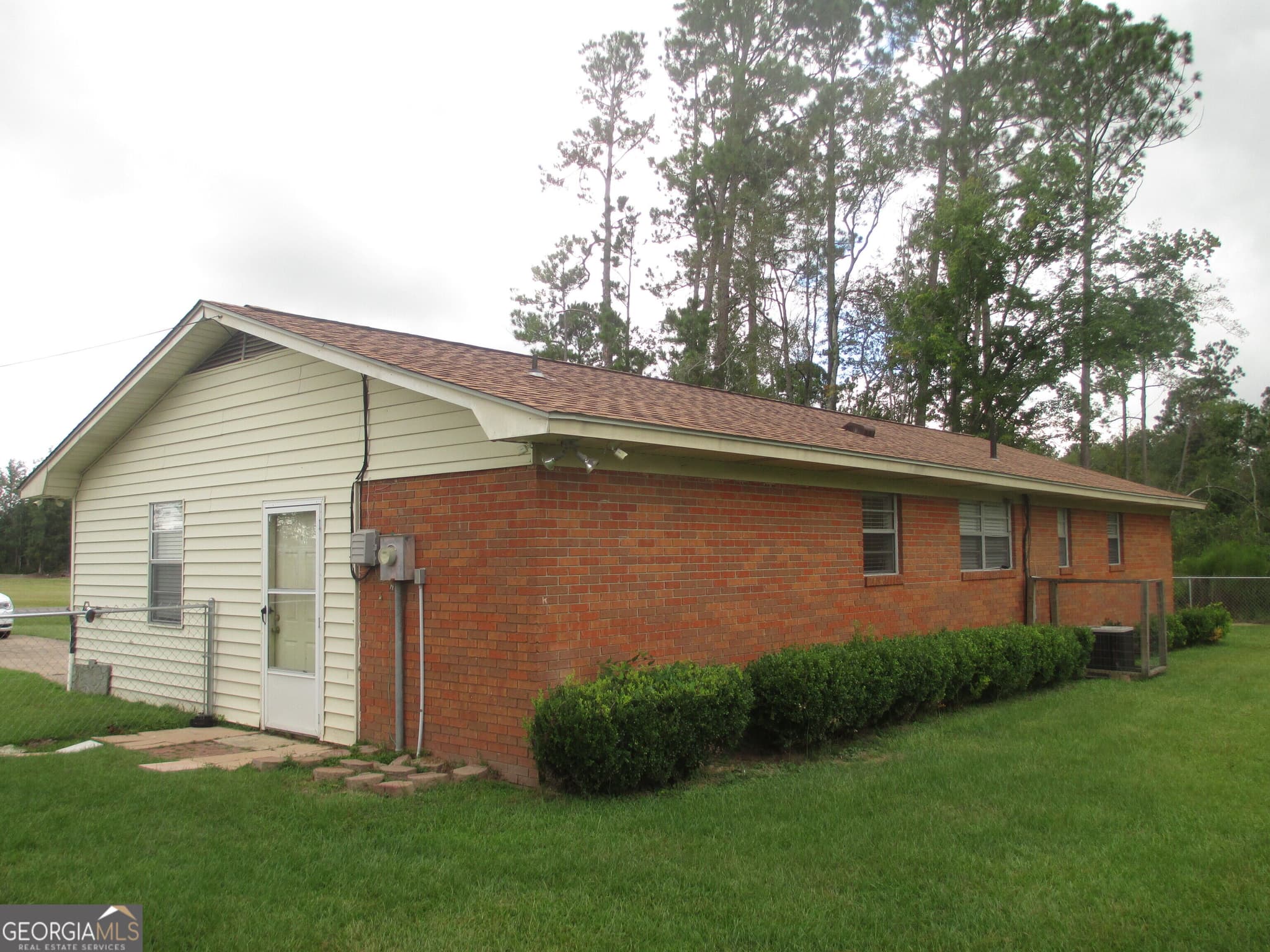 3 bedroom, 1.5 bathroom, 1,456 sq ft single family residence for sale at 94 S Miller Street, Hazlehurst, GA 31539 — photo 5