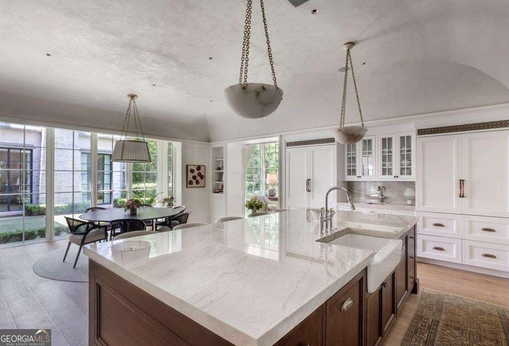 6 bedroom, 8.5 bathroom, 9,400 sq ft single family residence for sale at 365 King Road, Atlanta, GA 30342 — photo 4