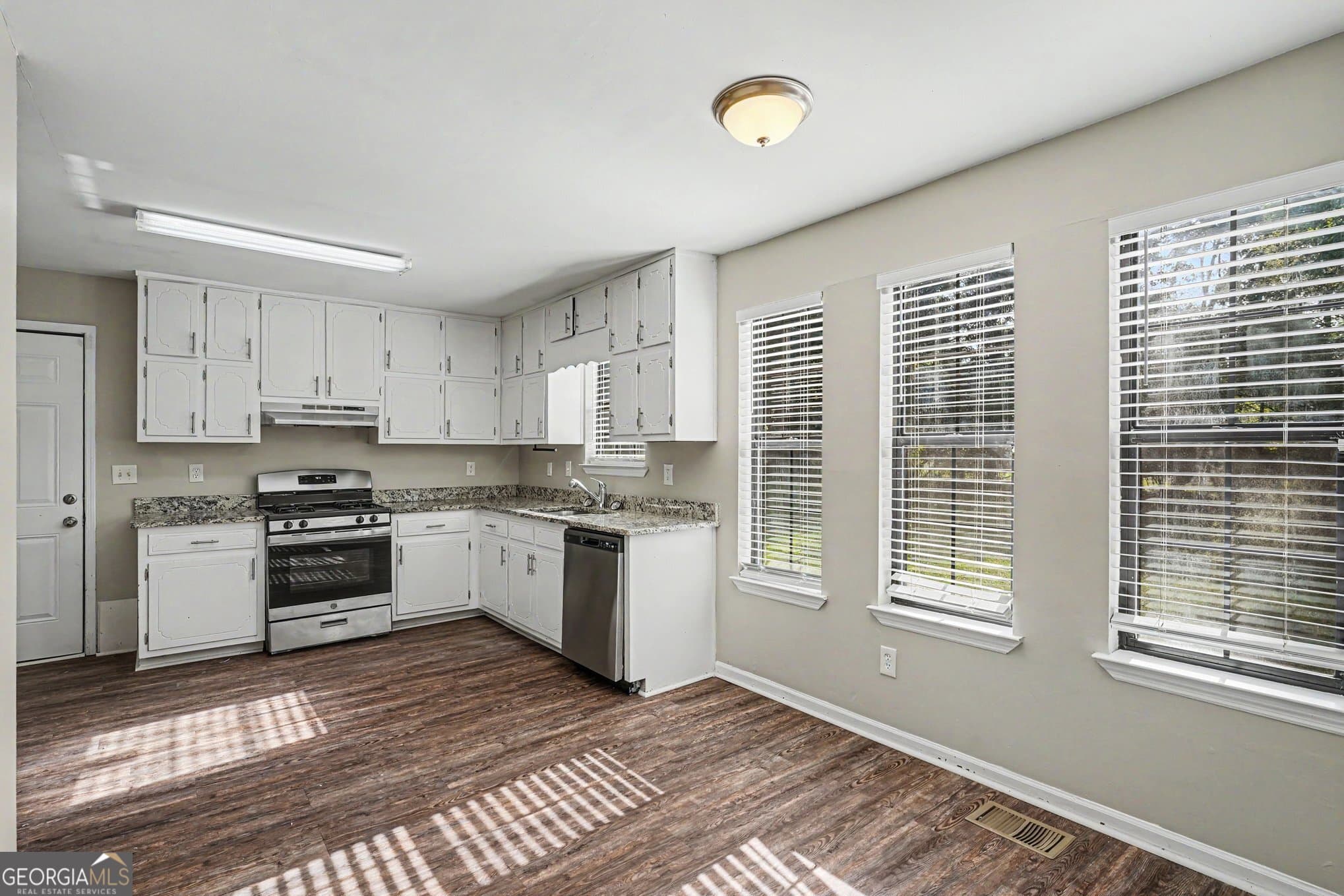 4 bedroom, 2.5 bathroom, 1,731 sq ft single family residence for sale at 1304 Oakwood Road, Jonesboro, GA 30236 — photo 8
