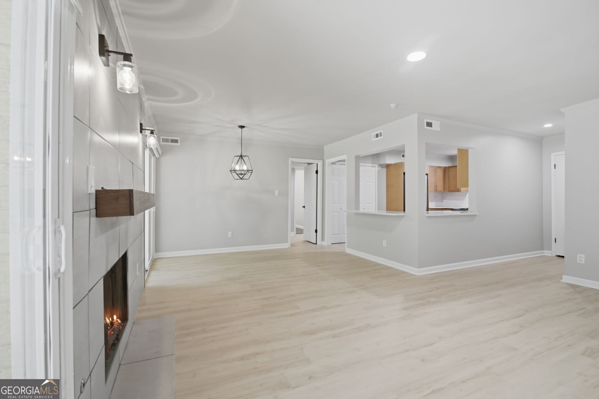 2 bedroom, 2 bathroom, 1,039 sq ft condominium for sale at 5400 Roswell Road N6, Sandy Springs, GA 30342 — photo 2