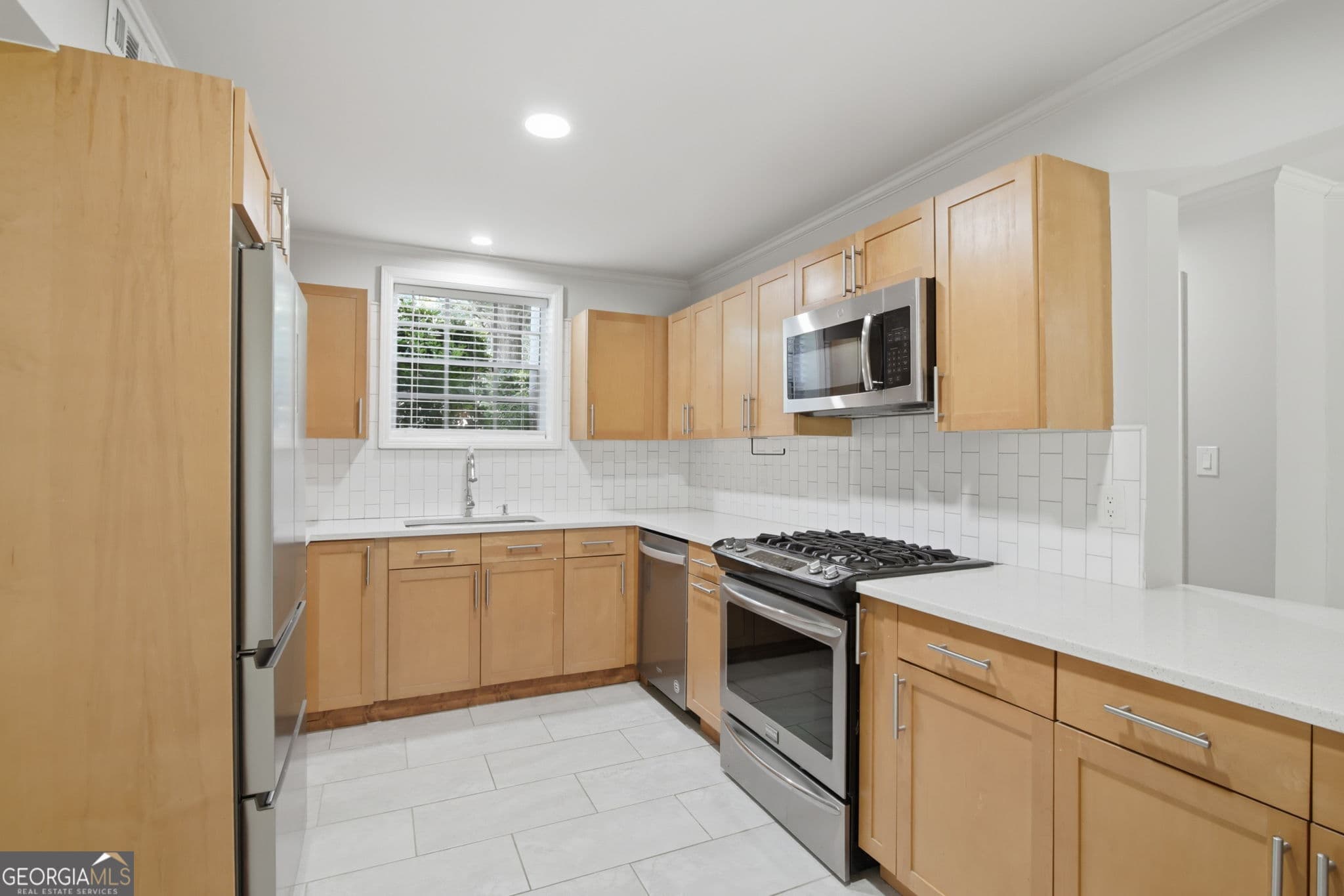 2 bedroom, 2 bathroom, 1,039 sq ft condominium for sale at 5400 Roswell Road N6, Sandy Springs, GA 30342 — photo 6