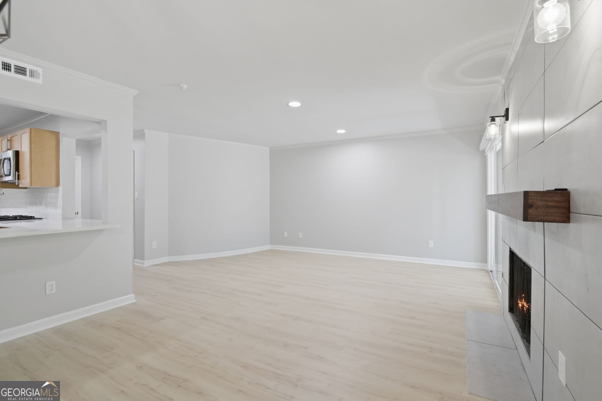 2 bedroom, 2 bathroom, 1,039 sq ft condominium for sale at 5400 Roswell Road N6, Sandy Springs, GA 30342 — photo 3