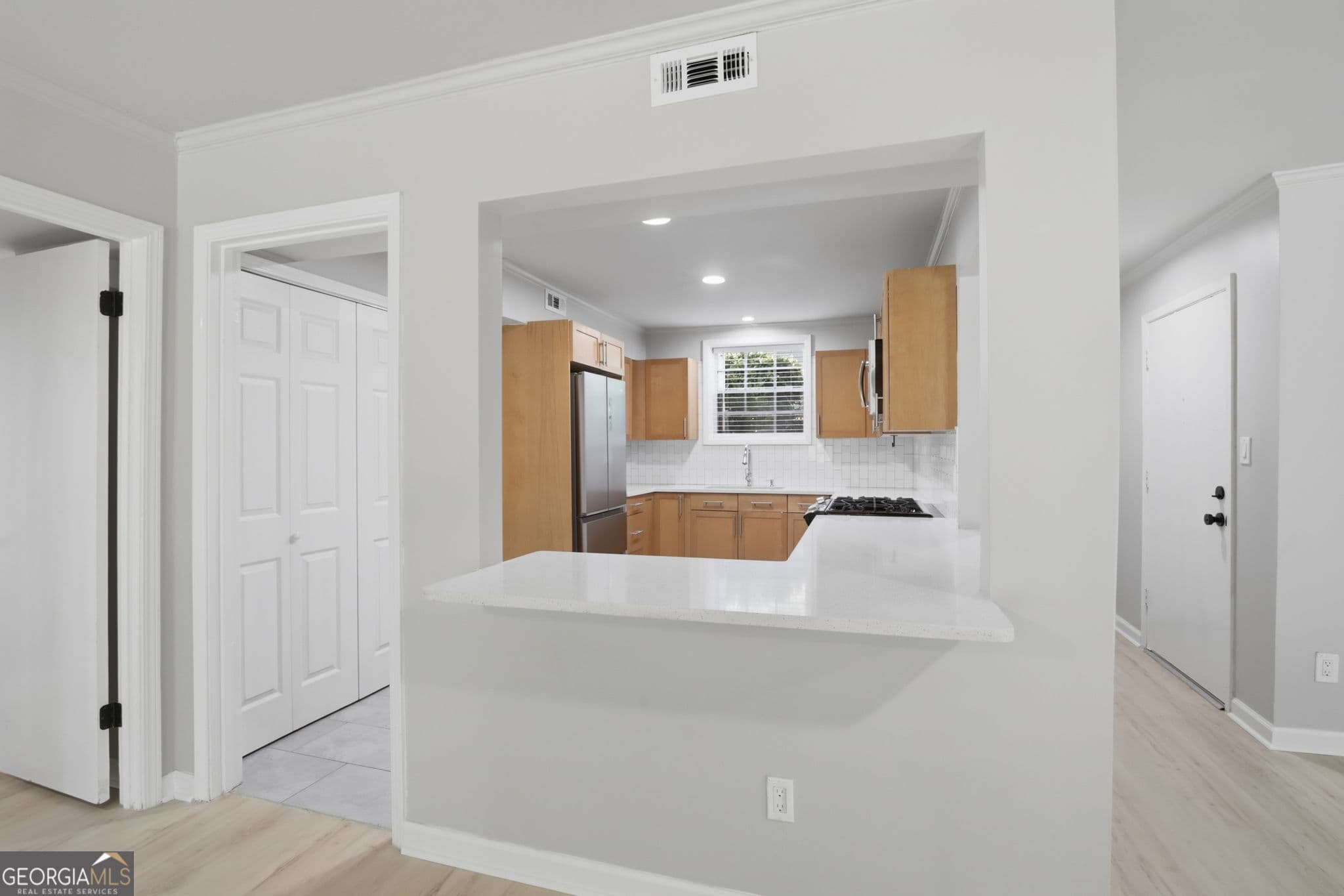 2 bedroom, 2 bathroom, 1,039 sq ft condominium for sale at 5400 Roswell Road N6, Sandy Springs, GA 30342 — photo 5