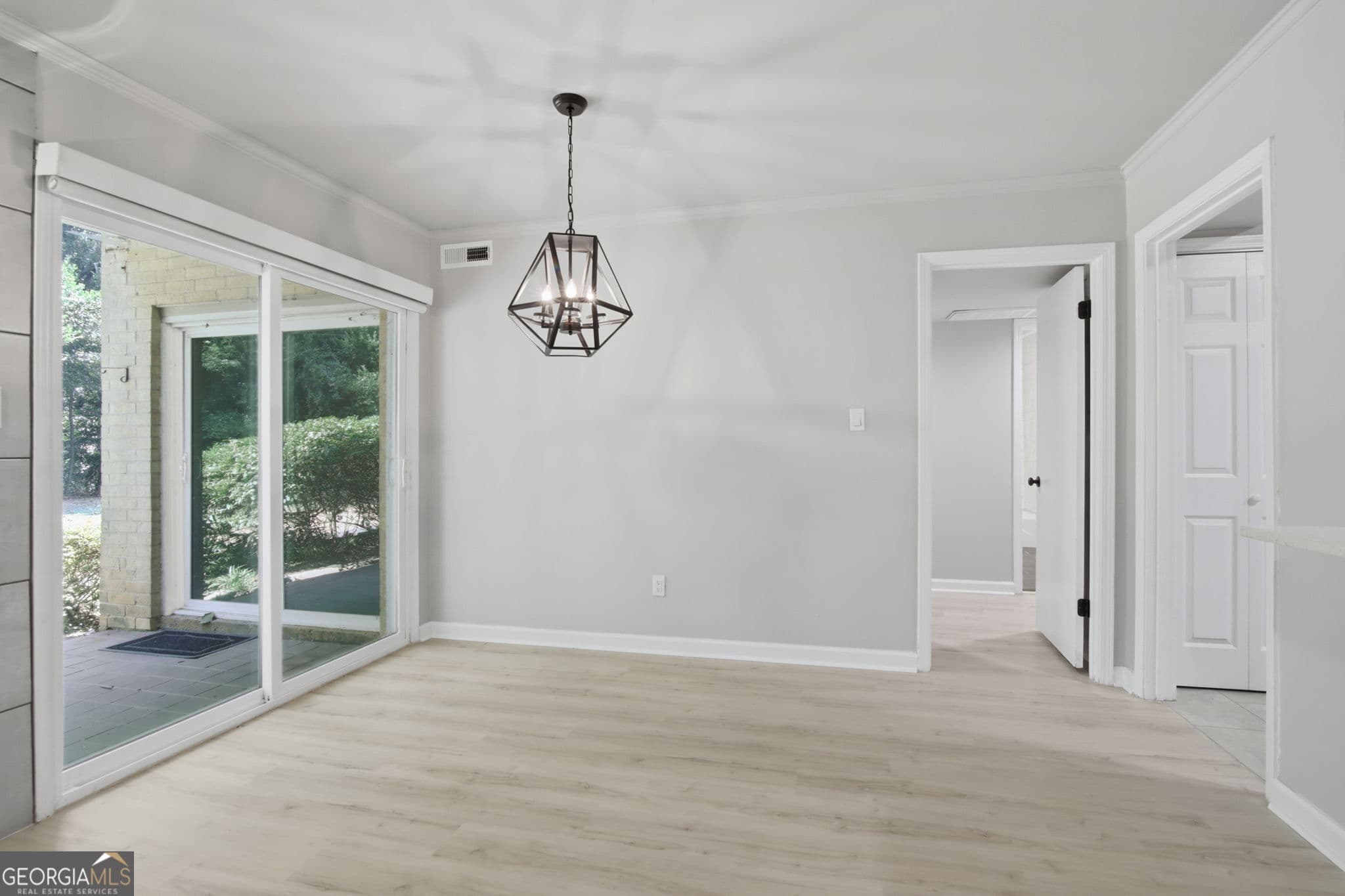 2 bedroom, 2 bathroom, 1,039 sq ft condominium for sale at 5400 Roswell Road N6, Sandy Springs, GA 30342 — photo 9