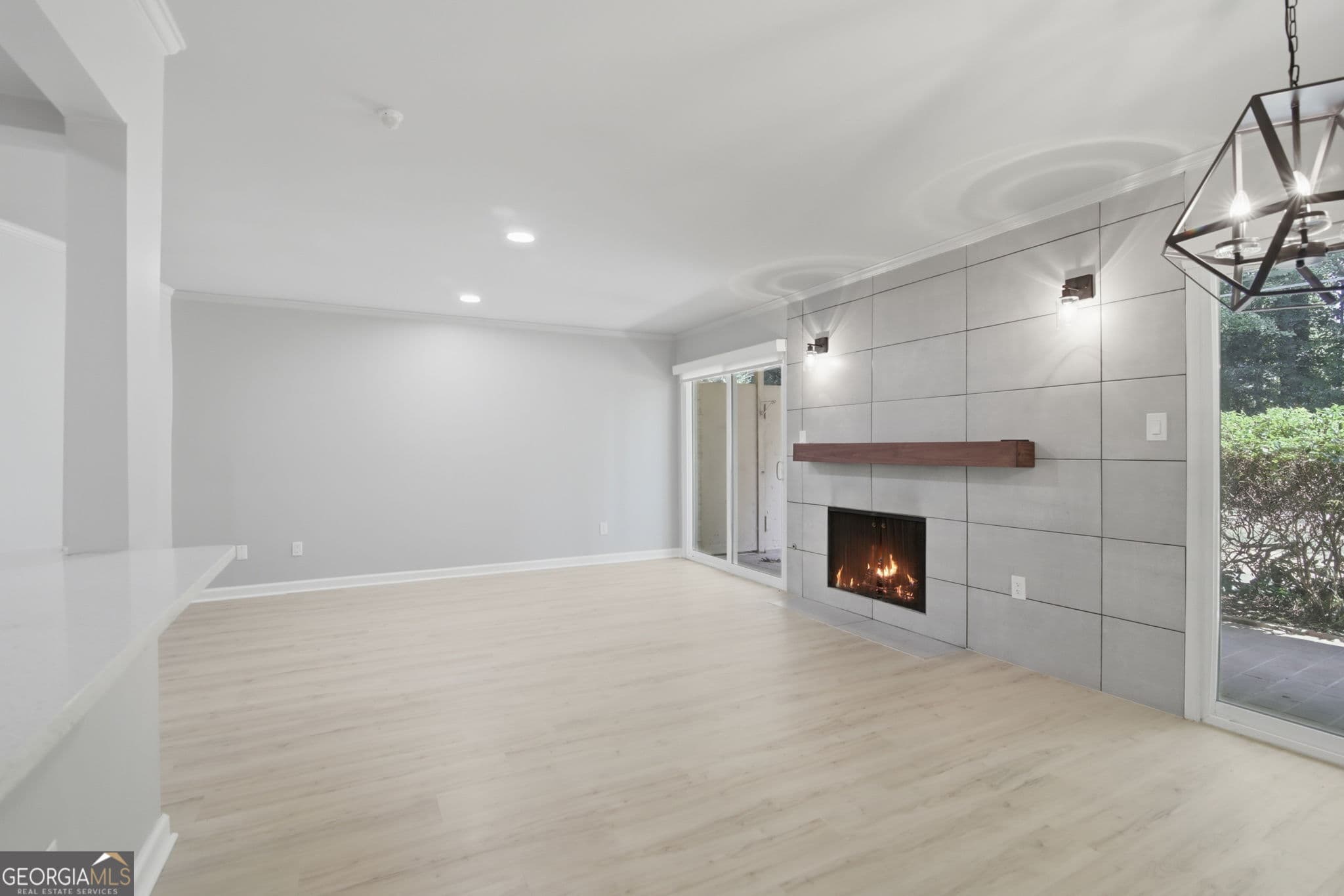 2 bedroom, 2 bathroom, 1,039 sq ft condominium for sale at 5400 Roswell Road N6, Sandy Springs, GA 30342 — photo 4