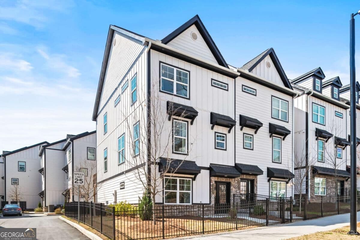 3 bedroom, 3.5 bathroom townhouse for sale at 1959 Hollywood Road 22, Atlanta, GA 30318 — photo 3