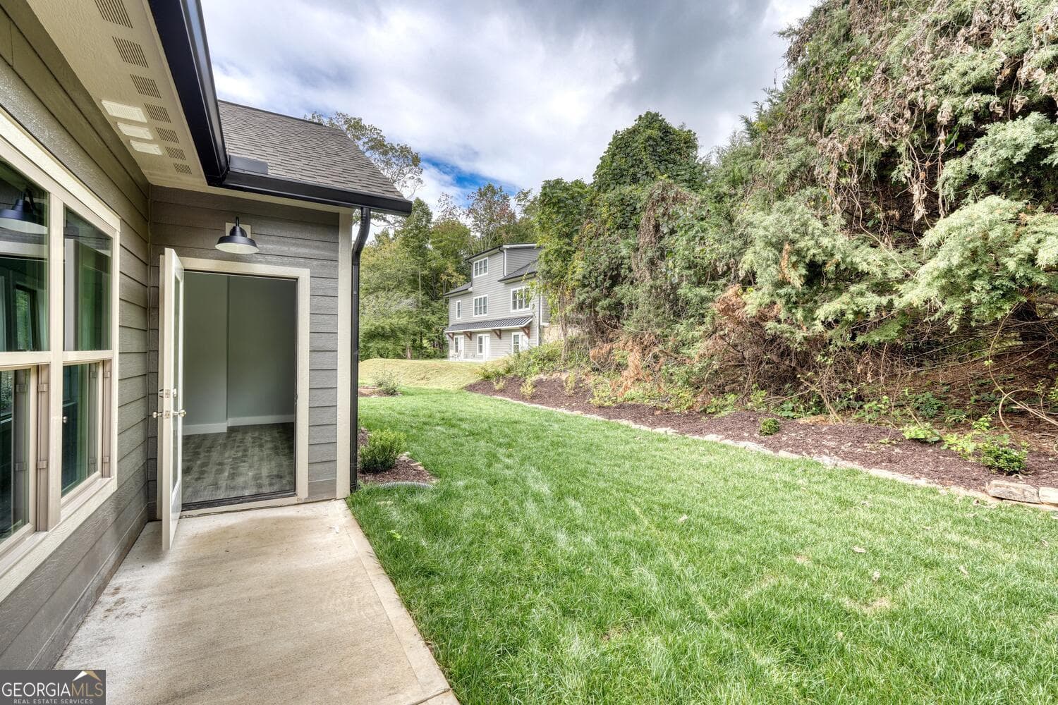 3 bedroom, 2.5 bathroom, 2,050 sq ft townhouse for sale at 98 Brett Way, Hiawassee, GA 30546 — photo 6